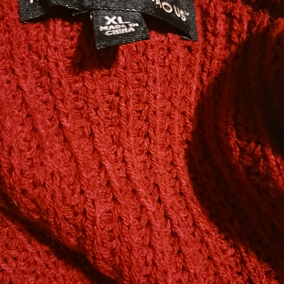 Red sweater - Picture 4 of 4